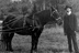 Austin McKay avec sa voiture À cheval